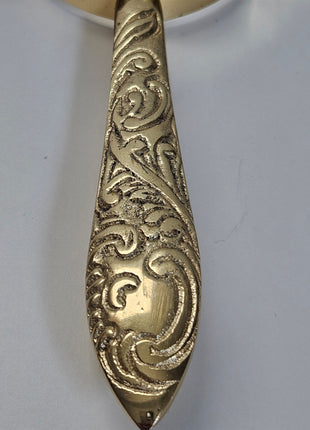 Close-up van decoratief vergrootglas goud - glanzende messing afwerking en handvat