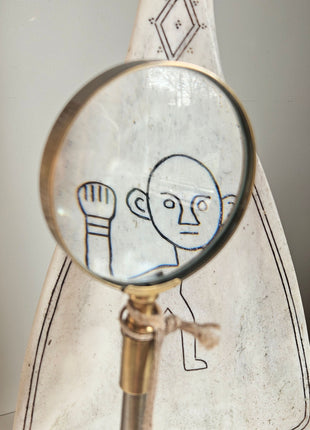 Close-up van ornament lepel op voet - figuur en natuurlijke afwerking, Met decoratief vergrootglas