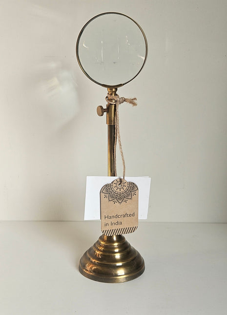 Decoratief gouden vergrootglas antieke stijl op standaard met glanzende afwerking