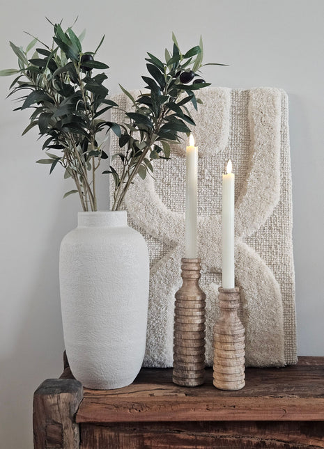 Set van twee houten kandelaars lichtbruin met een geribde textuur op een witte ondergrond