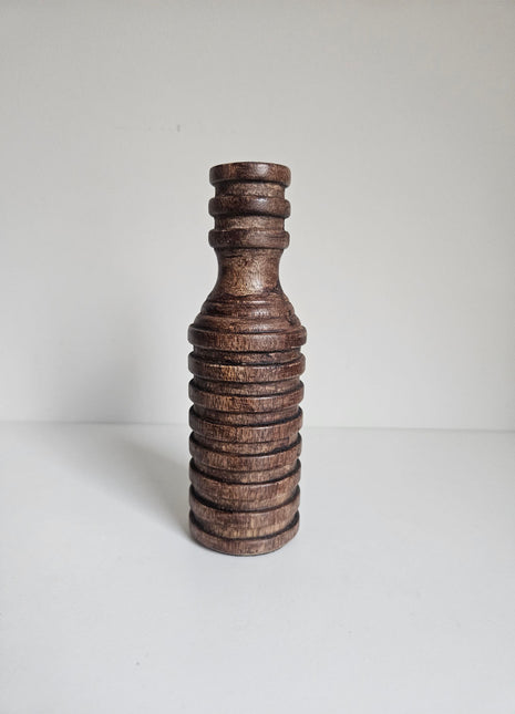 Kandelaar geribde textuur donkerbruin hout met natuurlijke houtnerf hoogte 18 cm