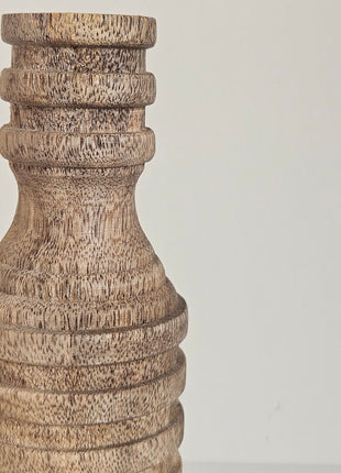 Close-up van houten kandelaar lichtbruin - geribde textuur en natuurlijke afwerking