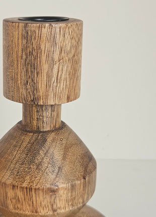 Close-up van kandelaar sculpturaal naturel hout - organische vorm en natuurlijke textuur