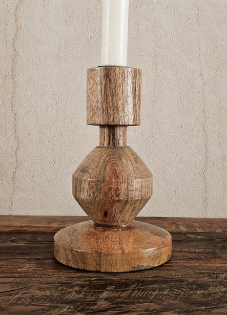 Close-up van een kandelaar hout naturel met een ronde schijfvorm en een naturel houtnerf