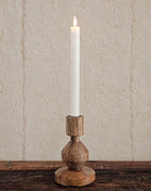 Kandelaar hout naturel met een ronde schijfvorm op een witte ondergrond