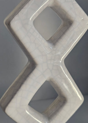 Close-up van kandelaar ruitvorm wit keramiek - geometrische ruitvorm en elegante afwerking