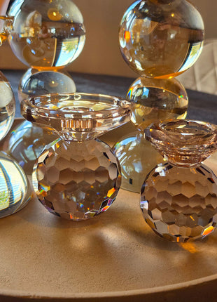 Kandelaar Lunelle M in bruin kristalglas in een decoratieset met andere kandelaars op een dienblad