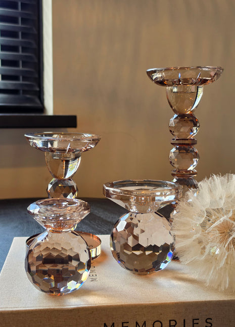 Kandelaar Lunelle M in bruin kristalglas in een interieurset op een houten tafel met brandende kaarsen