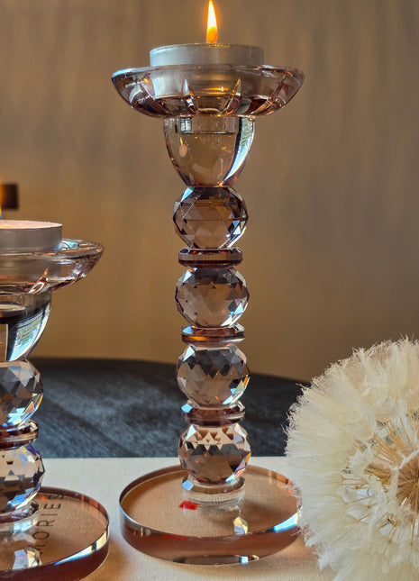Kandelaar Opulent in bruin kristalglas maat M van Colmore op een lichte ondergrond