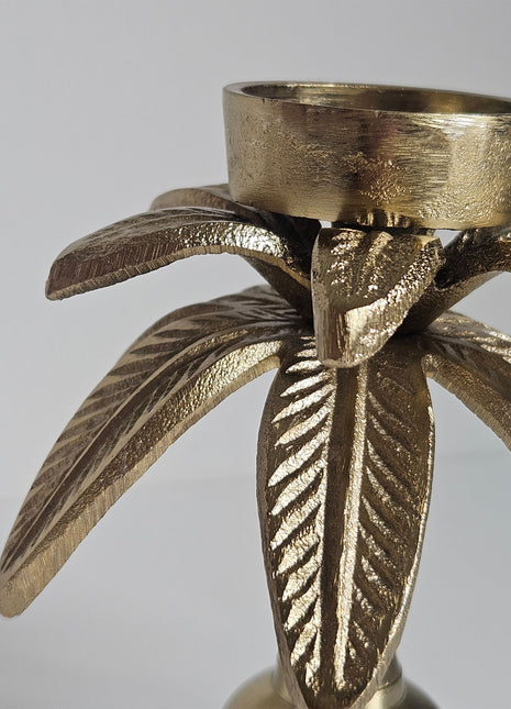 Close-up van waxinelichthouder palmboom goud - tropische palmboomvorm en glanzende afwerking