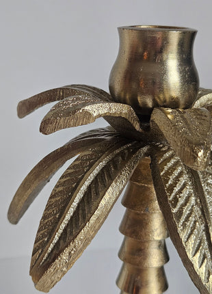 Close-up van kandelaar palmboom goud - tropische palmboomvorm en glanzende afwerking
