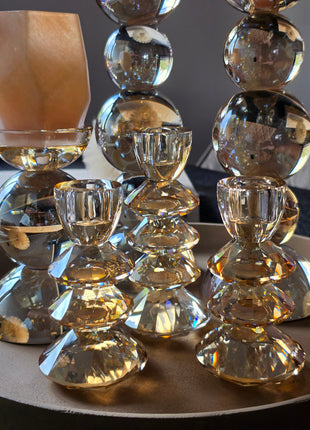 Complete set kandelaars Rovelo van Light & Living in amber kristalglas op een donker houten tafel