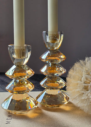 Kandelaar Rovelo in amber kristalglas van Light & Living op een donker houten tafel