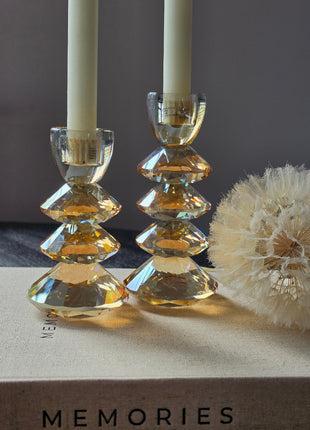 Kandelaar Rovelo in amber kristalglas van Light & Living op een donker houten tafel