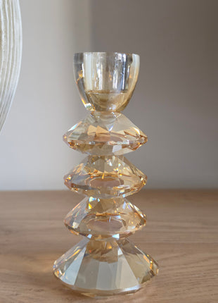 Kandelaar Rovelo M in amber kristalglas van Light & Living op een donker houten oppervlak