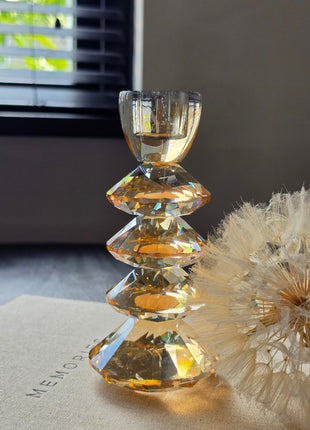Kandelaar Rovelo M van Light & Living in amber kristalglas op een lichte ondergrond