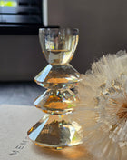 Kandelaar Rovelo S van Light & Living in amber kristalglas op een donker houten oppervlak
