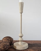 Geglazuurde ijzeren kandelaar Sand L in zand-beige met een gedraaide stijl en ronde voet met een witte dinerkaars op een houten ondergrond