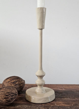 Geglazuurde ijzeren kandelaar Sand L in zand-beige met een gedraaide stijl en ronde voet met een witte dinerkaars op een houten ondergrond