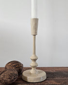 Geglazuurde ijzeren kandelaar Sand M in zand-beige met een gedraaide stijl en ronde voet met een witte dinerkaars op een houten ondergrond
