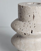 Close-up van kandelaar beige keramiek hoogte 10 cm - sculpturale cilindervorm