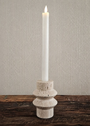 Kandelaar steen beige-grijs met een ronde schijfvorm op een witte ondergrond