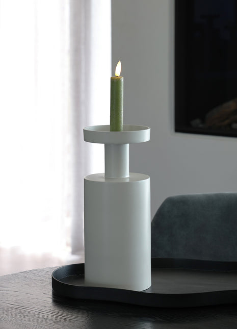 Vase the World Navarro ronde kandelaar ivory L met een brandende LED dinerkaars. De kandelaar staat op een organisch dienblad uit de serie Bauri in de kleur brons.