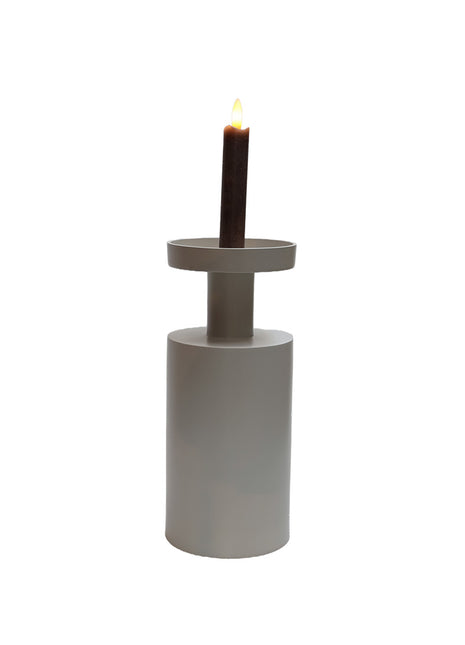 Vase the World Navarro ronde kandelaar ivory L met een brandende LED dinerkaars. 