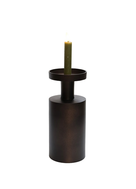 Vase the World Navarro ronde kandelaar bronze L met een brandende LED dinerkaars. 