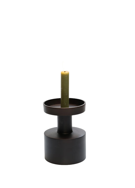 Vase the World Navarro ronde kandelaar bronze S met een brandende LED dinerkaars. 