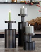 Vase the World Navarro ronde kandelaar walnut S M L met een brandende LED stompkaars. De kandelaars zijn opgebouwd in ronde lagen voor een organische warme uitstraling. Getoond als een set met verschillende hoogtes voor een prachtig gelaagd effect.