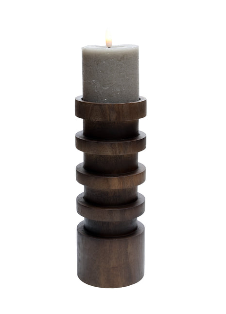 Vase the World Vail ronde kandelaar walnut M met een brandende LED stompkaars. De kandelaar is opgebouwd in rond lagen voor een organische warme uitstraling.