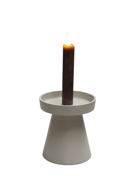 Vase the World Viedma ronde kandelaar ivory s met een brandende LED stompkaars. De kandelaar is conisch opgebouwd voor een organische warme uitstraling.