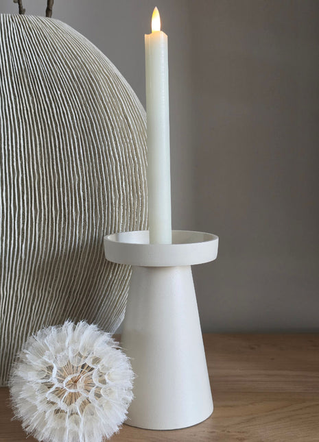 Vooraanzicht van ivoorwitte Viedma M kandelaar met korrelige afwerking en witte LED dinerkaars op een houten tafel