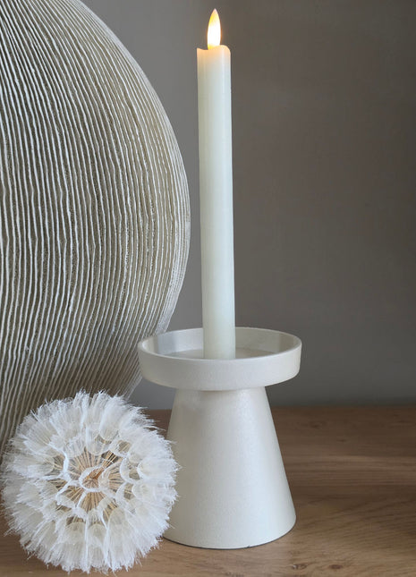 Vooraanzicht van ivoorwitte Viedma S kandelaar met korrelige afwerking en witte LED dinerkaars op een houten tafel