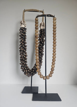 Kralenketting en schelpenketting in verschillende formaten gepresenteerd samen