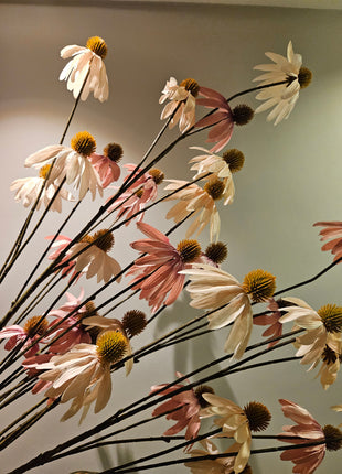 Close-up van kunstbloemen echinacea zonnehoed oudroze en crème samen