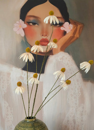 Crème witte kunst-zonnehoed Echinacea staand in een hoge vaas. Op de achtergrond een schuilderij.
