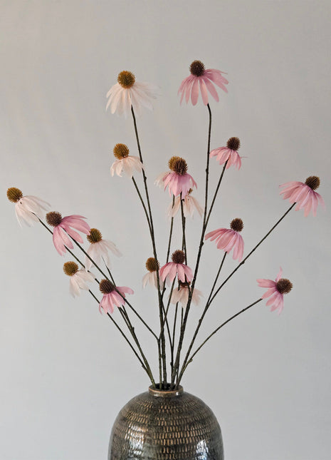 Een boeket oud roze en witte kunst-Echinacea zonnehoeden gepresenteerd in een vaas.