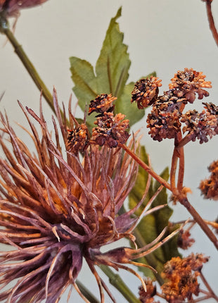 Close-up van kunstbloem eryngium distel - donkerroze tinten en natuurlijke textuur