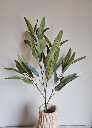 Close-up van kunstplant eucalyptus groen - realistische bladeren