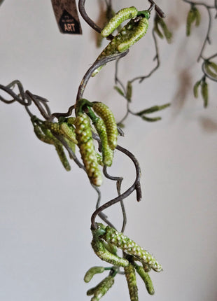 Close-up van kunstplant salix wilgentak groen - zachte groentinten en hangende bladeren