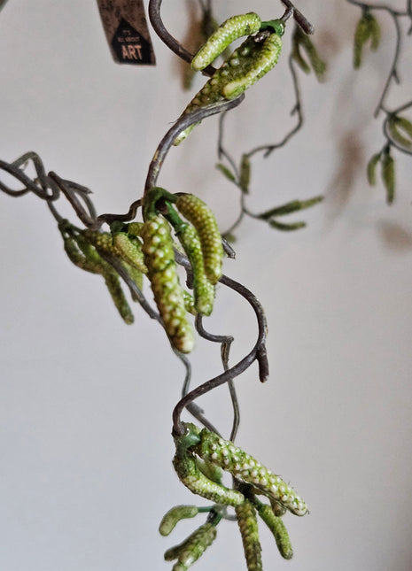 Close-up van kunstplant salix wilgentak groen - zachte groentinten en hangende bladeren
