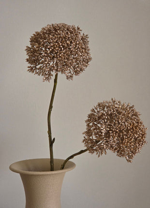 Vooraanzicht van goudkleurige Eupatorium kunsttakken met glanzende bloemschermen in een creme halsvaas