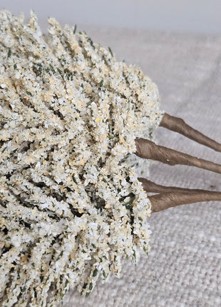 Close-up van kunsttakken wit room - natuurlijke bladvormen en elegante afwerking
