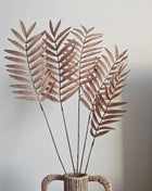 Kunstvarentak Fern Spray Donker Bruin hoogte 118cm met buigbare steel. De takken staan in een vaas.