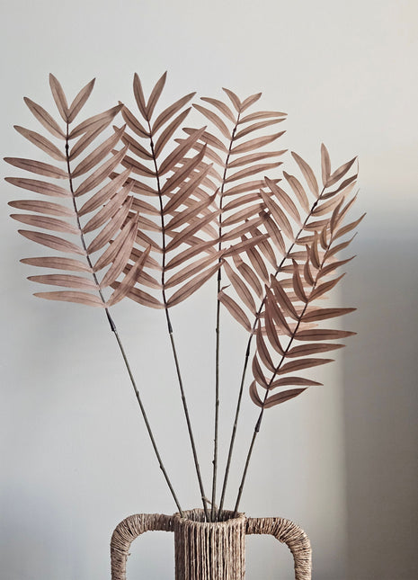 Kunstvarentak Fern Spray Donker Bruin hoogte 118cm met buigbare steel. De takken staan in een vaas.