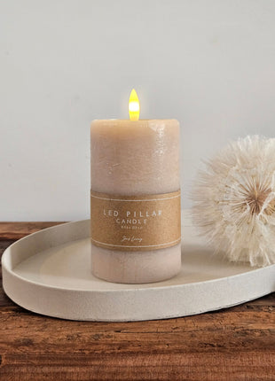 Jens Living LED stompkaars taupe op een ivoorkleurig  dienblad met een witte paardenbloem op een houten ondergrond