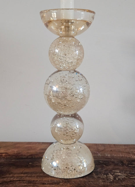 Light & Living kandelaar Itinga L in amber-luster glas met drie gestapelde bollen en luchtbellen op een houten ondergrond
