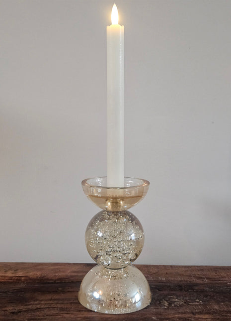 Light & Living kandelaar Itinga M in amber-luster glas met één bol en een witte LED-kaars op een houten ondergrond